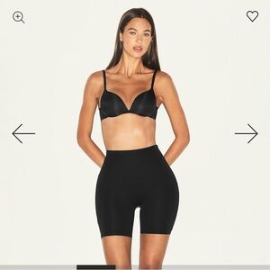 SKIMS BODY hip shaping mid thigh short - ONYX